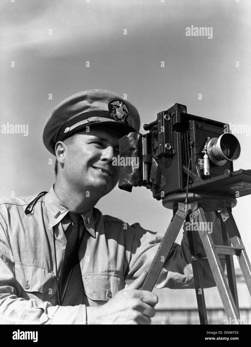 Le Lt. Joe J. Steinmetz, instructeur à NAS Pensacola, est photographié avec une caméra Speed Graphic dans les années 1940 Cette image met en évidence le rôle des photographes navals pendant la seconde Guerre mondiale Banque D'Images