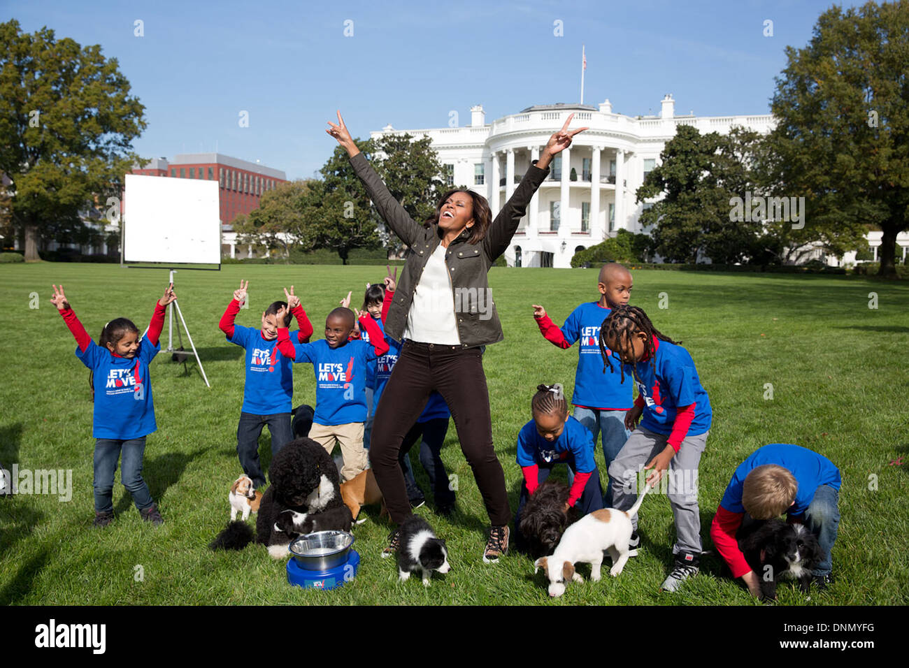 Première Dame Michelle Obama participe au tournage de la planète des animaux chiot bol sur la pelouse Sud de la Maison Blanche, le 28 octobre 2013 à Washington, DC. Banque D'Images