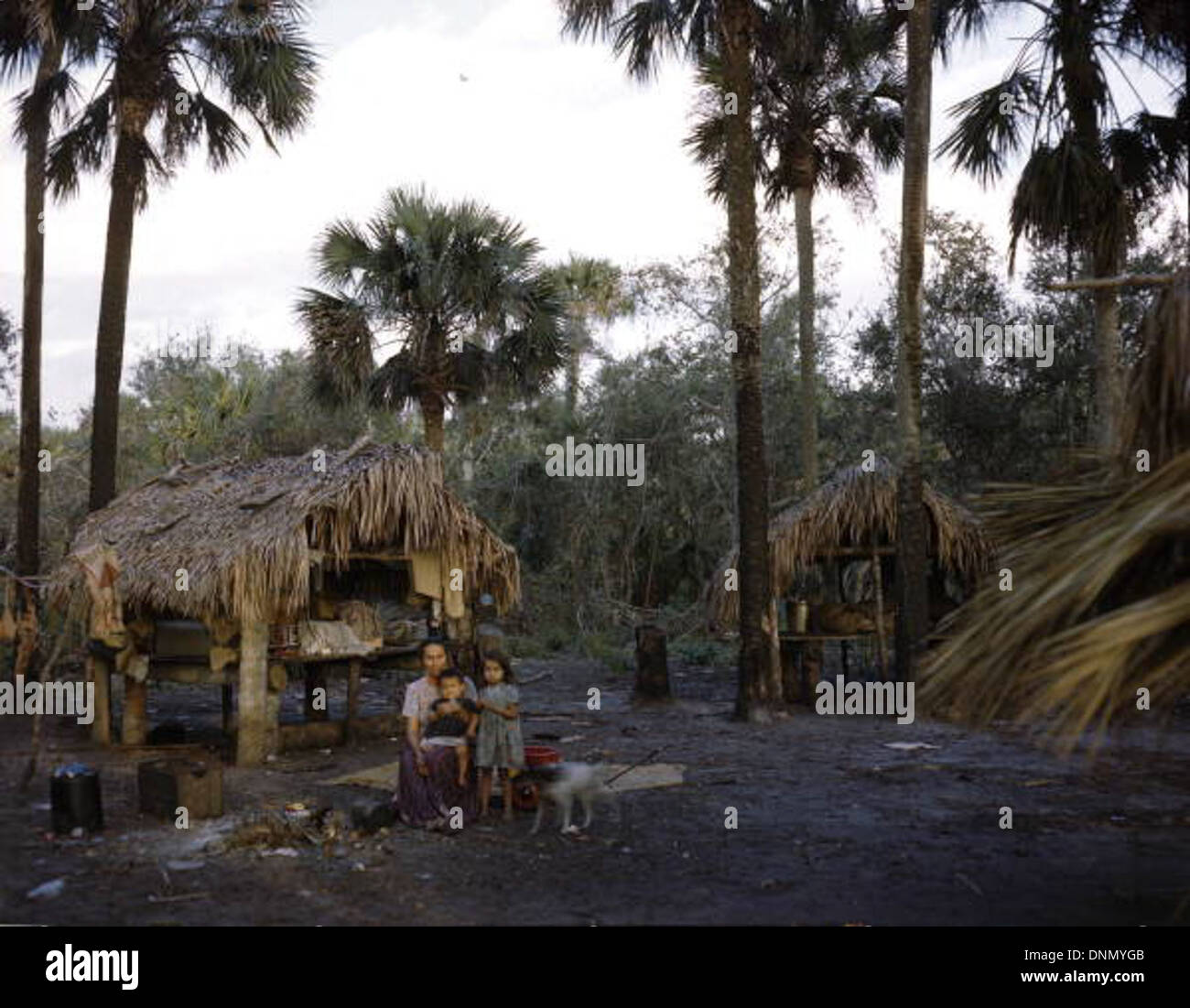Cette photo des années 1940 montre une mère Séminole et ses enfants dans un camp de la réserve indienne Séminole de Brighton en Floride. Banque D'Images