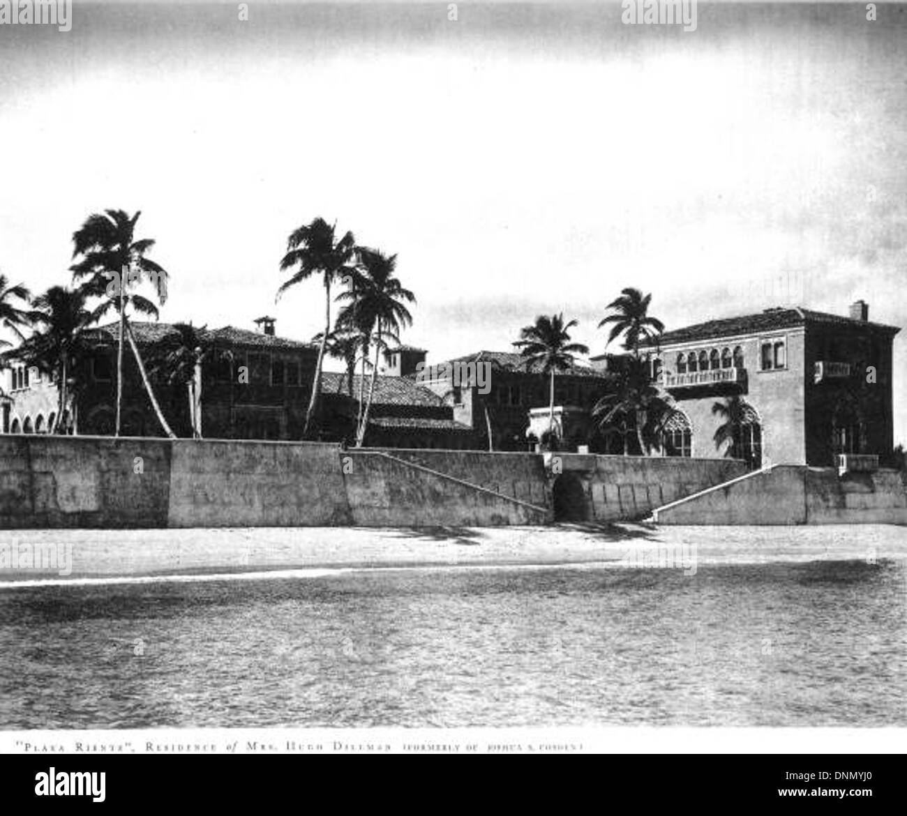 Une vue des années 1920 sur Playa Riente depuis l'océan Atlantique, mettant en valeur son architecture espagnole et ses propriétés en bord de mer. La photographie met en valeur l'architecture et la beauté côtière de Palm Beach, en Floride. Banque D'Images Une vue des années 1920 sur Playa Riente depuis l'océan Atlantique, mettant en valeur son architecture espagnole et ses propriétés en bord de mer. La photographie met en valeur l'architecture et la beauté côtière de Palm Beach, en Floride. Banque D'Images