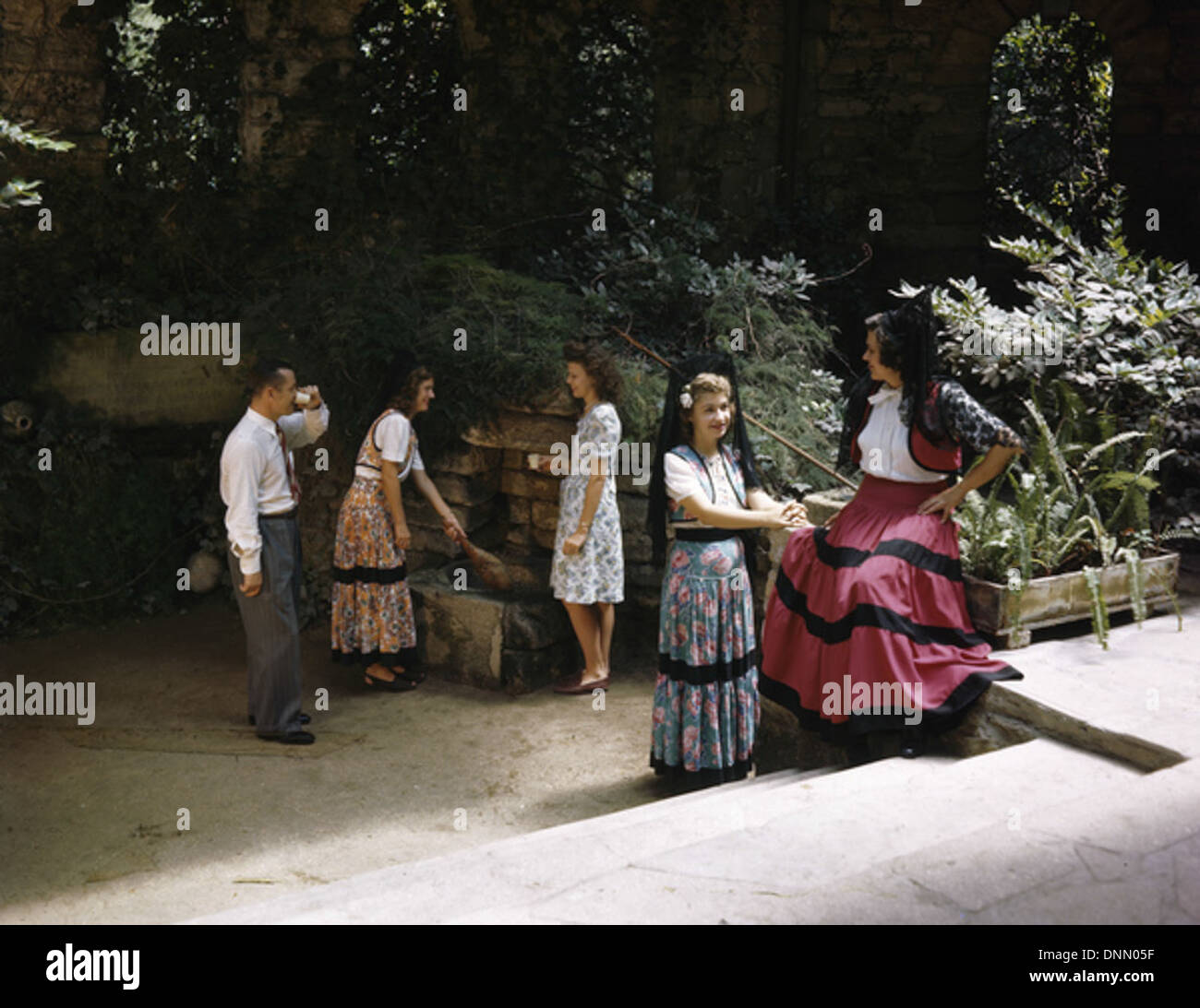 Les visiteurs apprécient l'attraction principale à la fontaine de la jeunesse à Augustine, Floride, pendant les années 1940 La photographie, tirée de la collection Joseph Janney Steinmetz, capture la légende durable et l'attrait touristique de ce site historique. Banque D'Images
