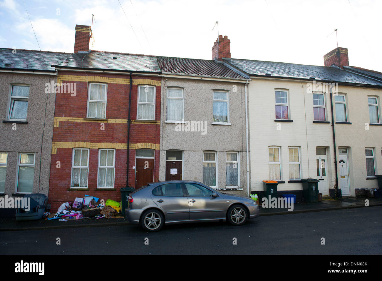 NEWPORT, Pays de Galles - 02 janvier : une recherche de la police est en cours pour trouver adolescent disparu Nida Ul-Naseer qui disparut de sa maison sur la rue Linton après dépose des ordures le 28 décembre. L'image montre une vue générale de la rue à 02 Janvier, 2014 à Newport, Pays de Galles. (Photo par Matthew Horwood/Alamy Live News) Banque D'Images