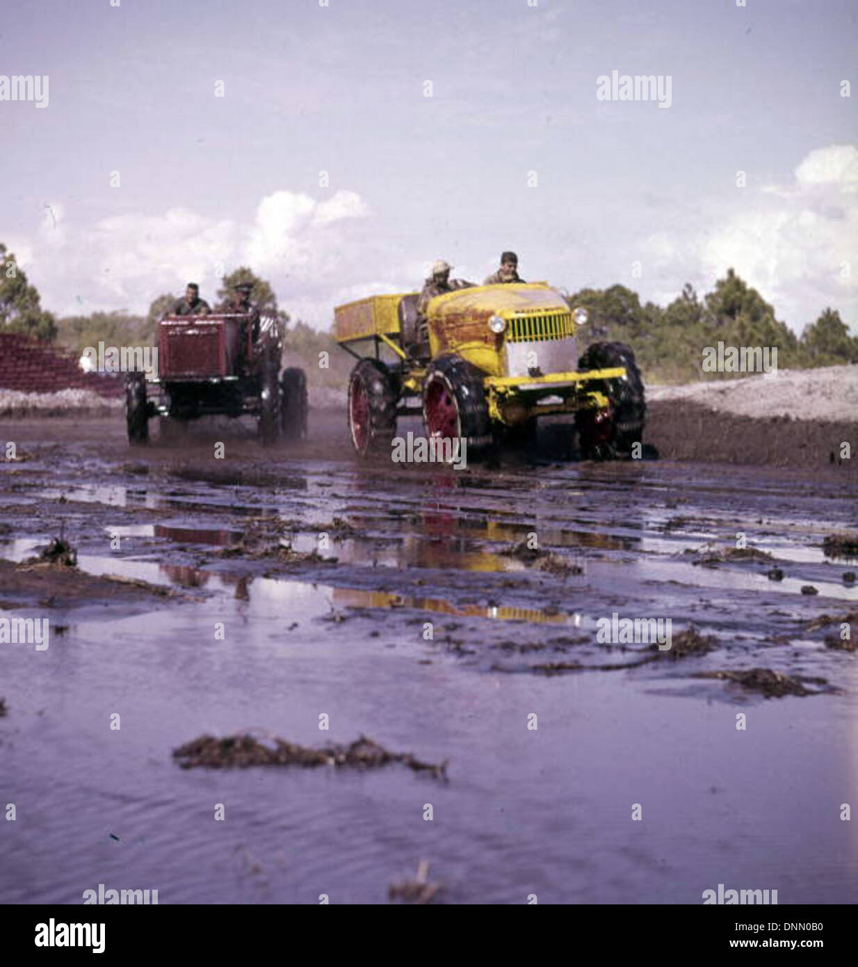 Le tout premier Swamp Buggy Jubilee au parc d'expositions de Sarasota dans les années 1960 présente des véhicules 4x4 qui parcourent des pistes de boue. Cet événement, capturé dans la collection Joseph Janney Steinmetz, met en lumière la culture de la course hors route de Floride. L'événement est une partie importante de l'histoire des loisirs en plein air du comté de Sarasota. Banque D'Images