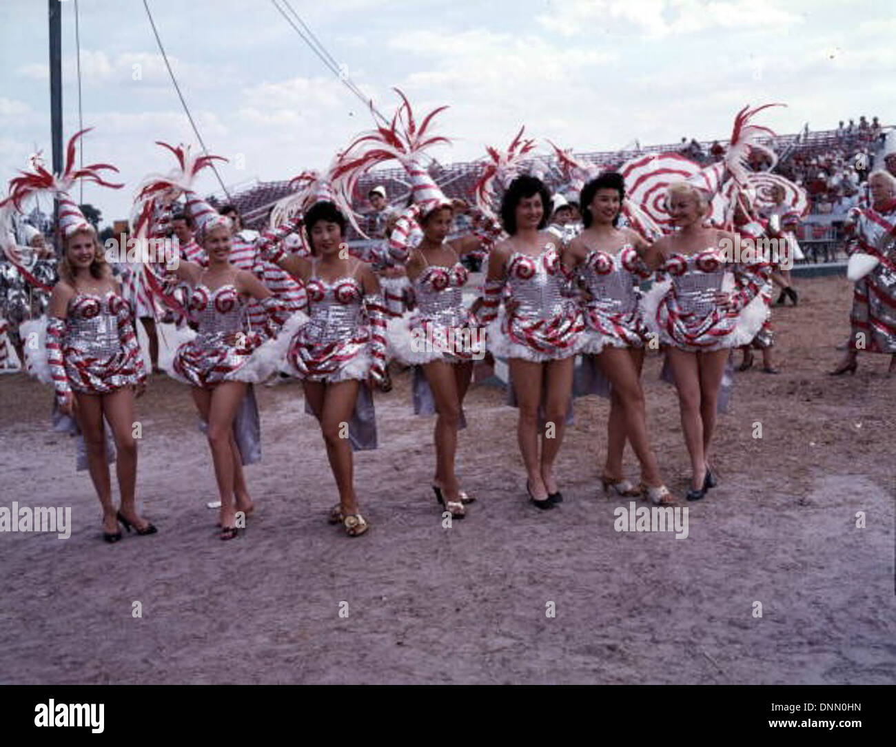 Artistes de Ringling Circus dans leurs quartiers d'hiver à Sarasota, en Floride, capturés dans les années 1950 La photo, qui fait partie de la collection Joseph Janney Steinmetz, montre des artistes de cirque en costumes se préparant pour la saison à venir. Banque D'Images