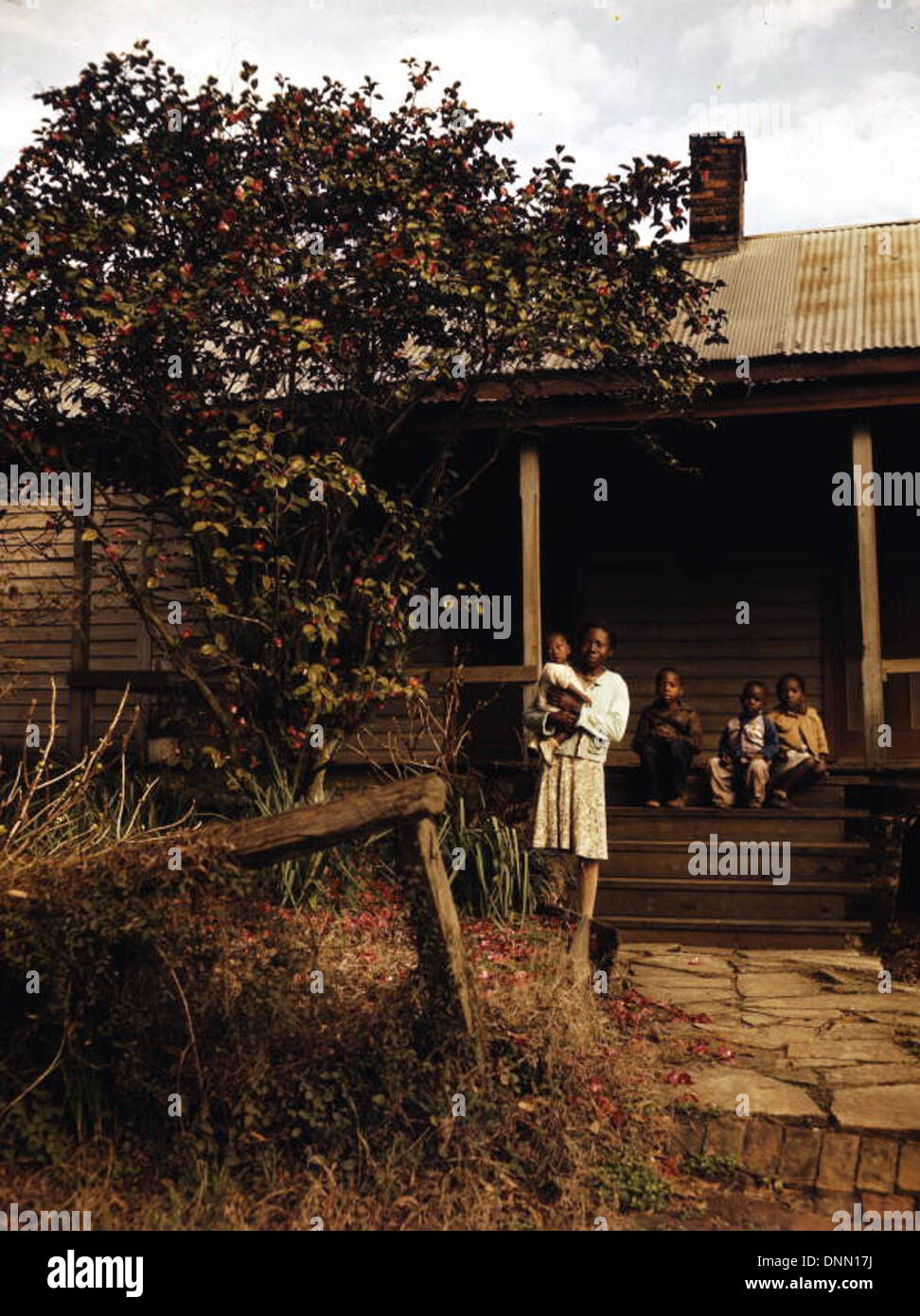 Une photographie des années 1950 capture une famille afro-américaine dans leur maison en Floride. L'image représente un moment de la vie familiale et l'architecture unique de l'époque. Banque D'Images