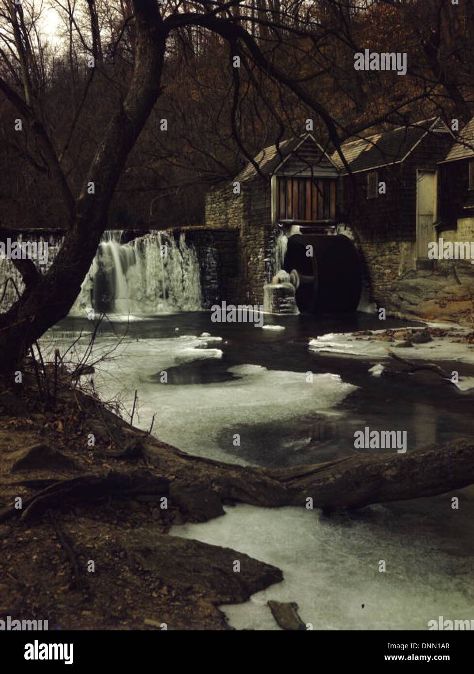 Une photographie des années 1940 représentant un vieux moulin à eau près de Philadelphie, Pennsylvanie, montrant le paysage hivernal, la neige et la glace entourant le millésime. L'image fait partie de la collection Joseph Janney Steinmetz, archivée par la Bibliothèque d'État et les Archives de Floride. Banque D'Images