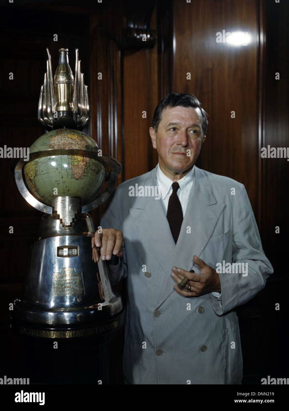 Robert Winship Woodruff a été président de la Coca-Cola Company dans les années 1940 Cette image de la collection Joseph Janney Steinmetz à la Bibliothèque d'État et Archives de Floride représente Woodruff, un homme d'affaires éminent, vêtu d'un costume avec des cigares visibles. La collection reflète son influence dans l'histoire de l'entreprise pendant cette période. Banque D'Images