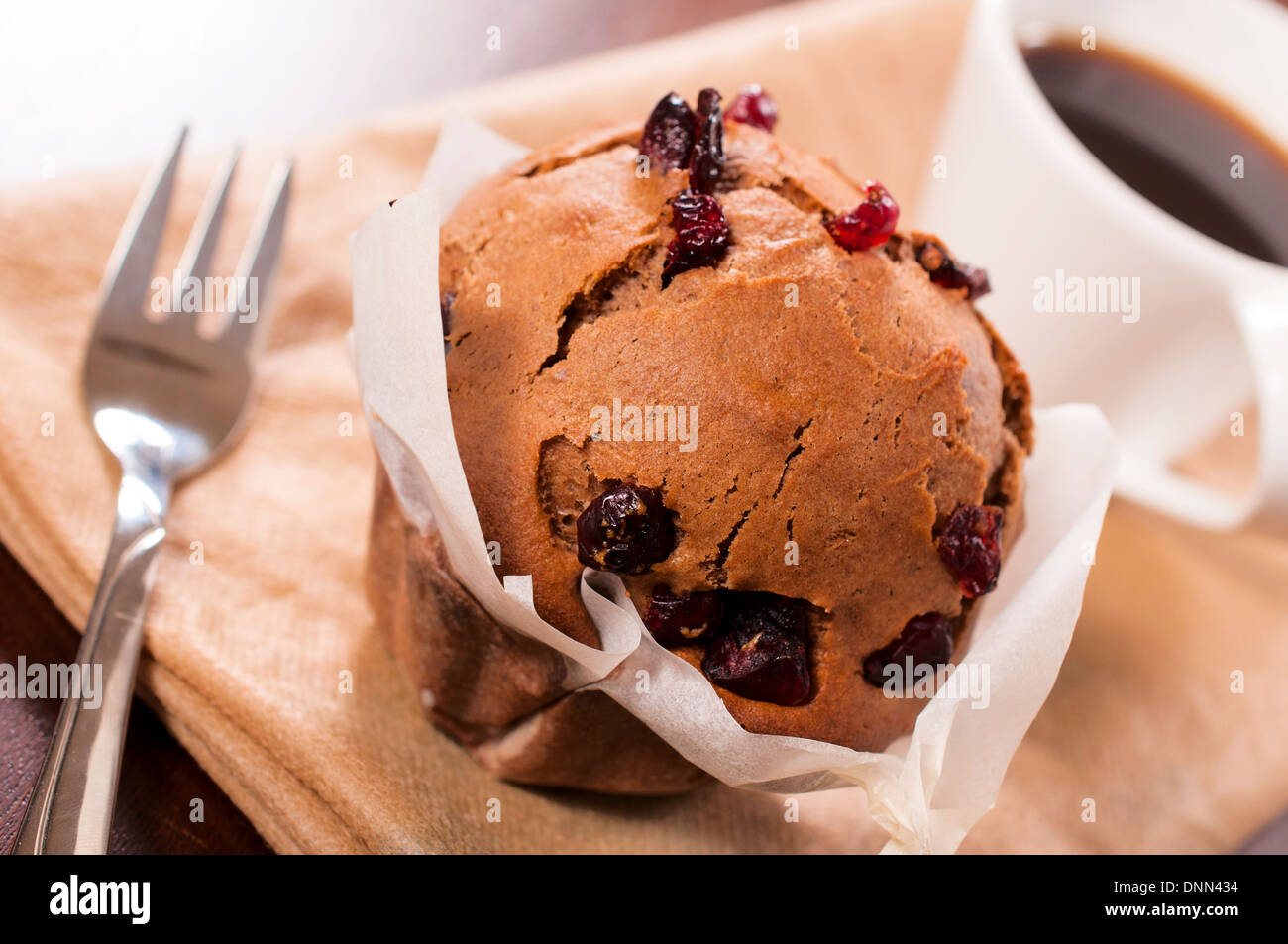 Muffin canneberges et chocolat fait maison et tasse de café.Selective focus sur le muffin Banque D'Images