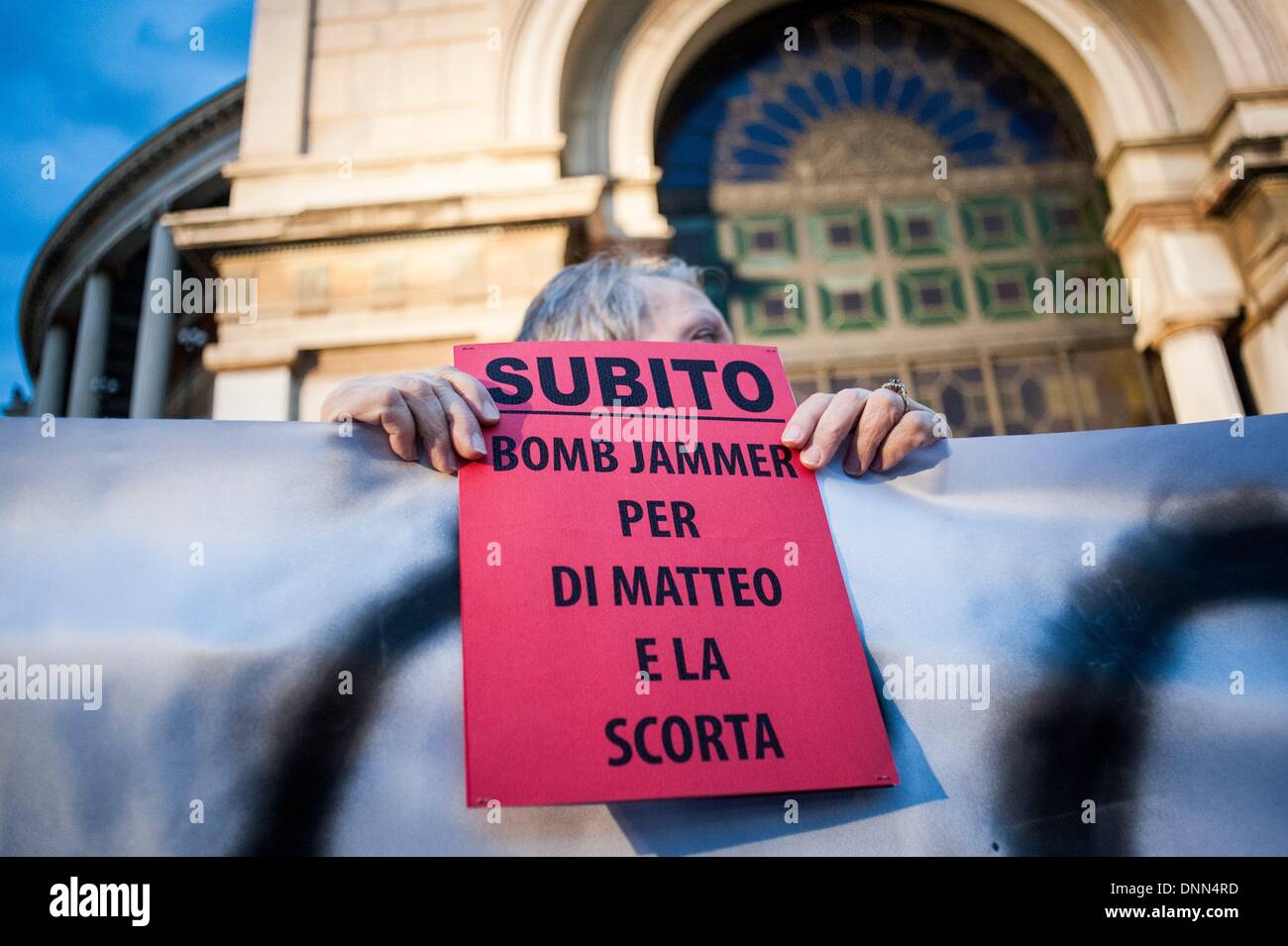 Palerme, Italie. 18Th Oct, 2013. Palerme, le 20 Déc., 2013 - Les gens exigent une bombe Jammer, appareil qui neutralise les contrôles à distance utilisé pour activer des bombes. Personnes ont manifesté pour montrer leur soutien à Anti-Mafia Procureur Nino Di Matteo qui a été menacé de mort par des patrons patron Salvatore ÃƒÂ¢ ? ?'TotÃƒAE Â²ÃƒÂ Ã'¢ ?Â Riina.Photo : Guglielmo Mangiapane/NurPhoto NurPhoto © Guglielmo Mangiapane//ZUMAPRESS.com/Alamy Live News Banque D'Images