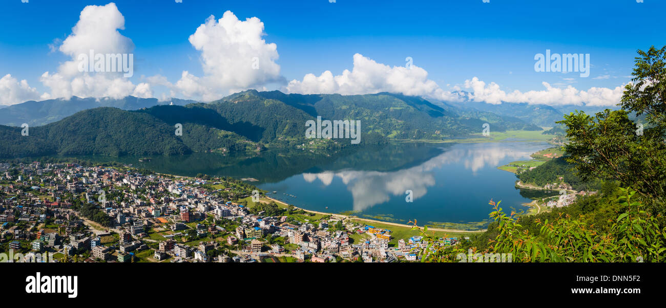 Vue panoramique sur le lac de Pokhara, Népal et Fewa Tal Banque D'Images
