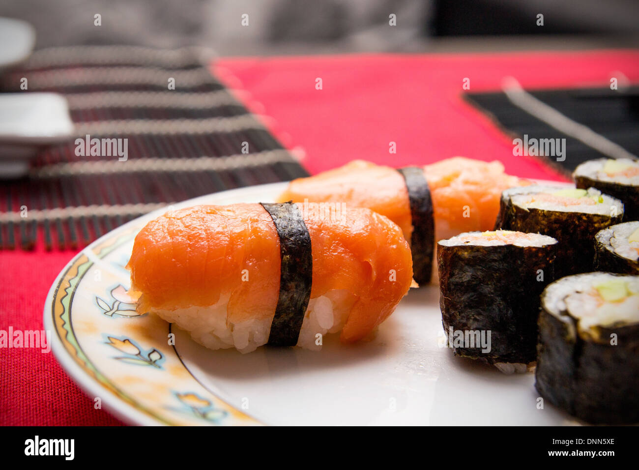 Gros plan du saumon et du riz. Composition macro Sushi Banque D'Images