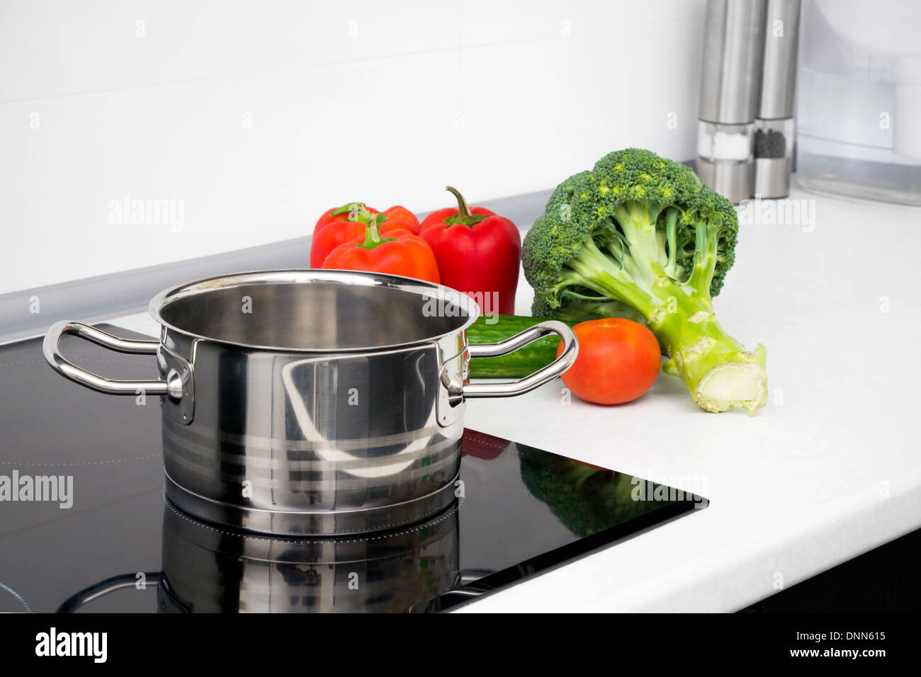 Pot et des légumes dans une cuisine moderne avec cuisinière à induction Banque D'Images