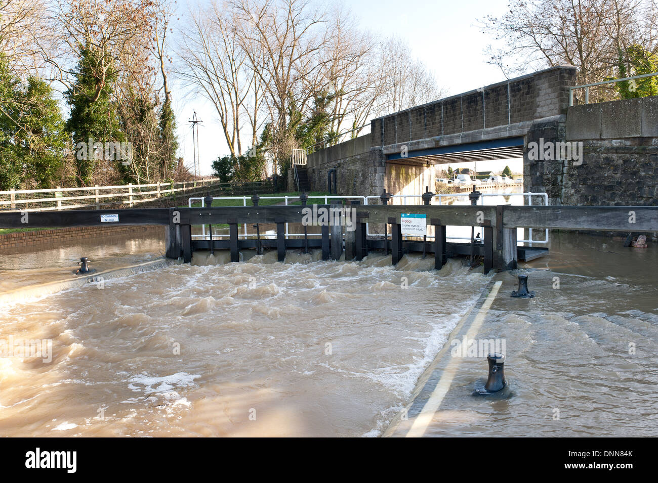 Le Hampstead lock déborde dans l'impossibilité de traiter le volume d'eau de pluie inondée Yalding Banque D'Images