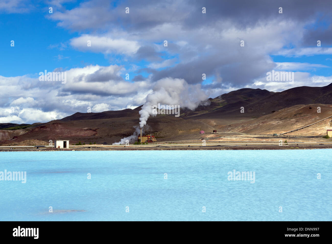 L'étang bleu et Bjarnarflag centrale géothermique près de Namafjall dans la région de Myvatn Islande Reykjahlid Banque D'Images
