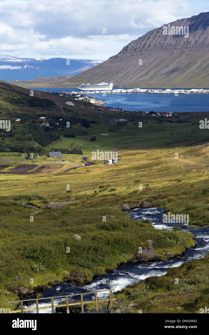 Vue panoramique avec Caribbean Princess Cruise navire ancré au large de la ville Isafjordur ISLANDE Westfjords Banque D'Images