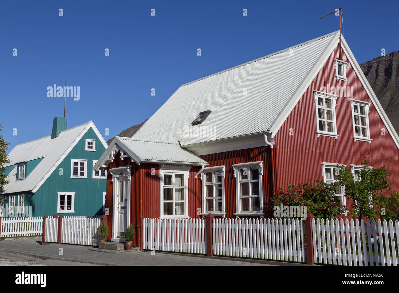 Les petites maisons colorées en tôle ondulée Isafjordur ISLANDE Westfjords Banque D'Images