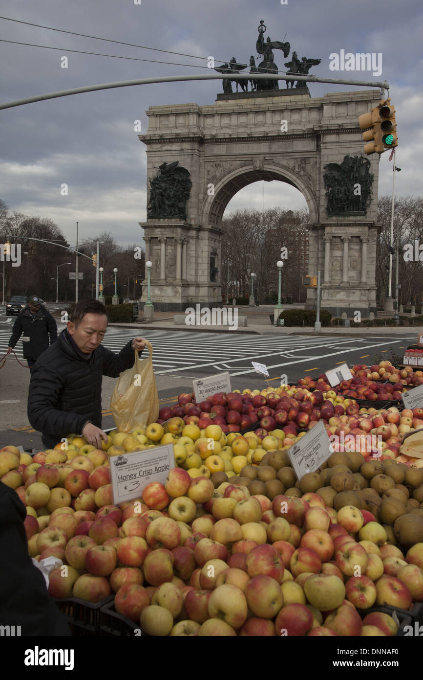 Le marché des fermiers à Grand Army Plaza par Prospect Park à Brooklyn, New York. Banque D'Images Le marché des fermiers à Grand Army Plaza par Prospect Park à Brooklyn, New York. Banque D'Images