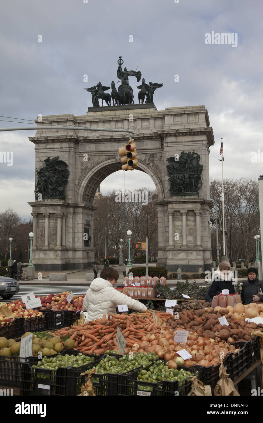 Le marché des fermiers à Grand Army Plaza par Prospect Park à Brooklyn, New York. Les légumes racines sont les principaux légumes d'hiver vendu. Banque D'Images Le marché des fermiers à Grand Army Plaza par Prospect Park à Brooklyn, New York. Les légumes racines sont les principaux légumes d'hiver vendu. Banque D'Images