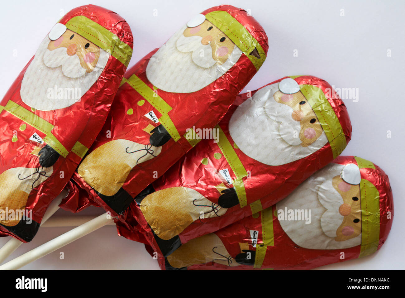 Chocolat au lait solide santas, Fatther, chocolat de Noël, sucette lollies, prêt pour Noël sur fond blanc Banque D'Images