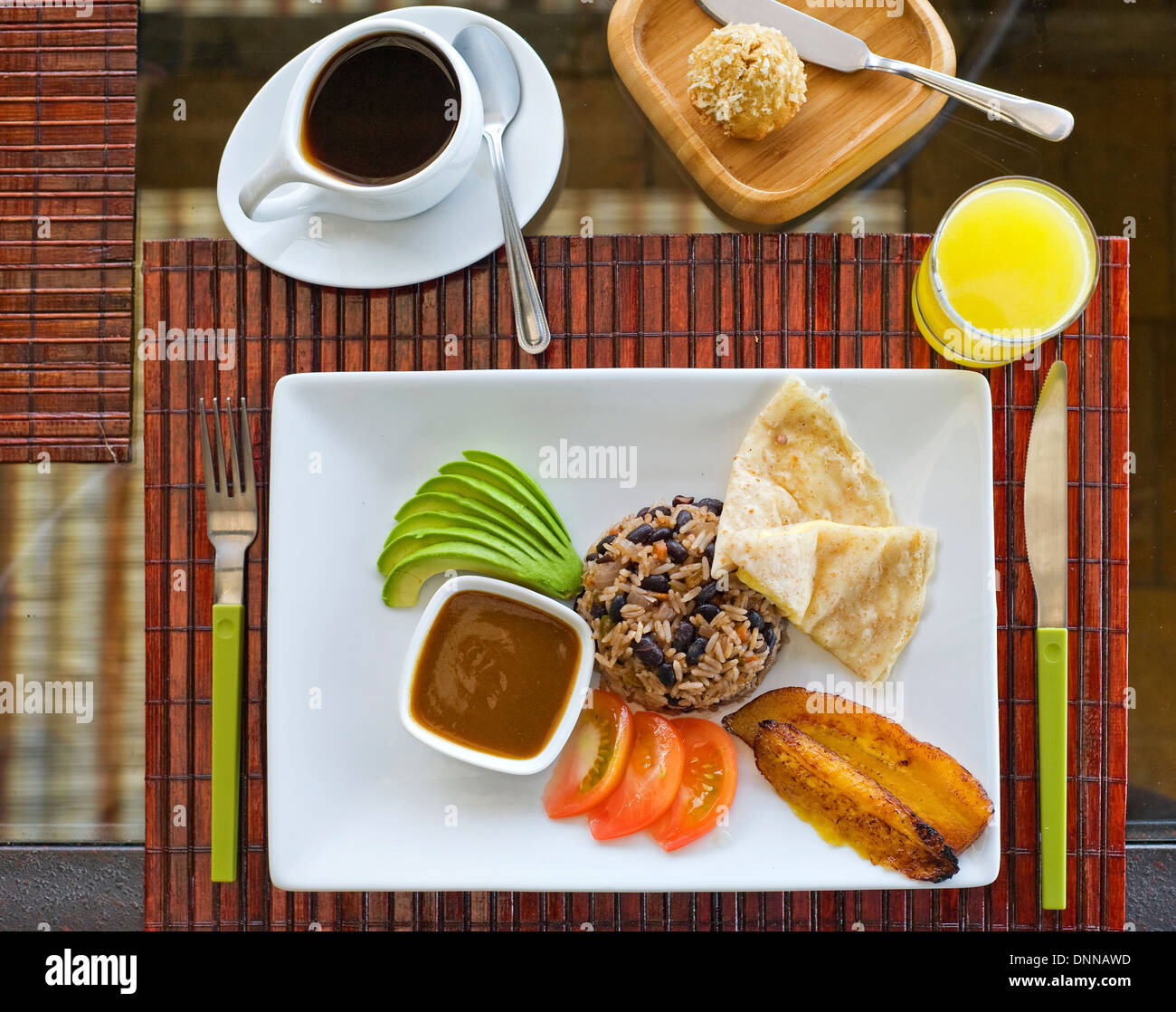 Petit-déjeuner typique du Costa Rica de gallo pinto et de plantains servi au Rancho Pacifico Banque D'Images