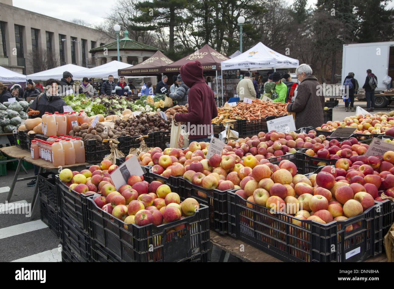 Le marché des fermiers à Grand Army Plaza par Prospect Park à Brooklyn, New York. Banque D'Images Le marché des fermiers à Grand Army Plaza par Prospect Park à Brooklyn, New York. Banque D'Images