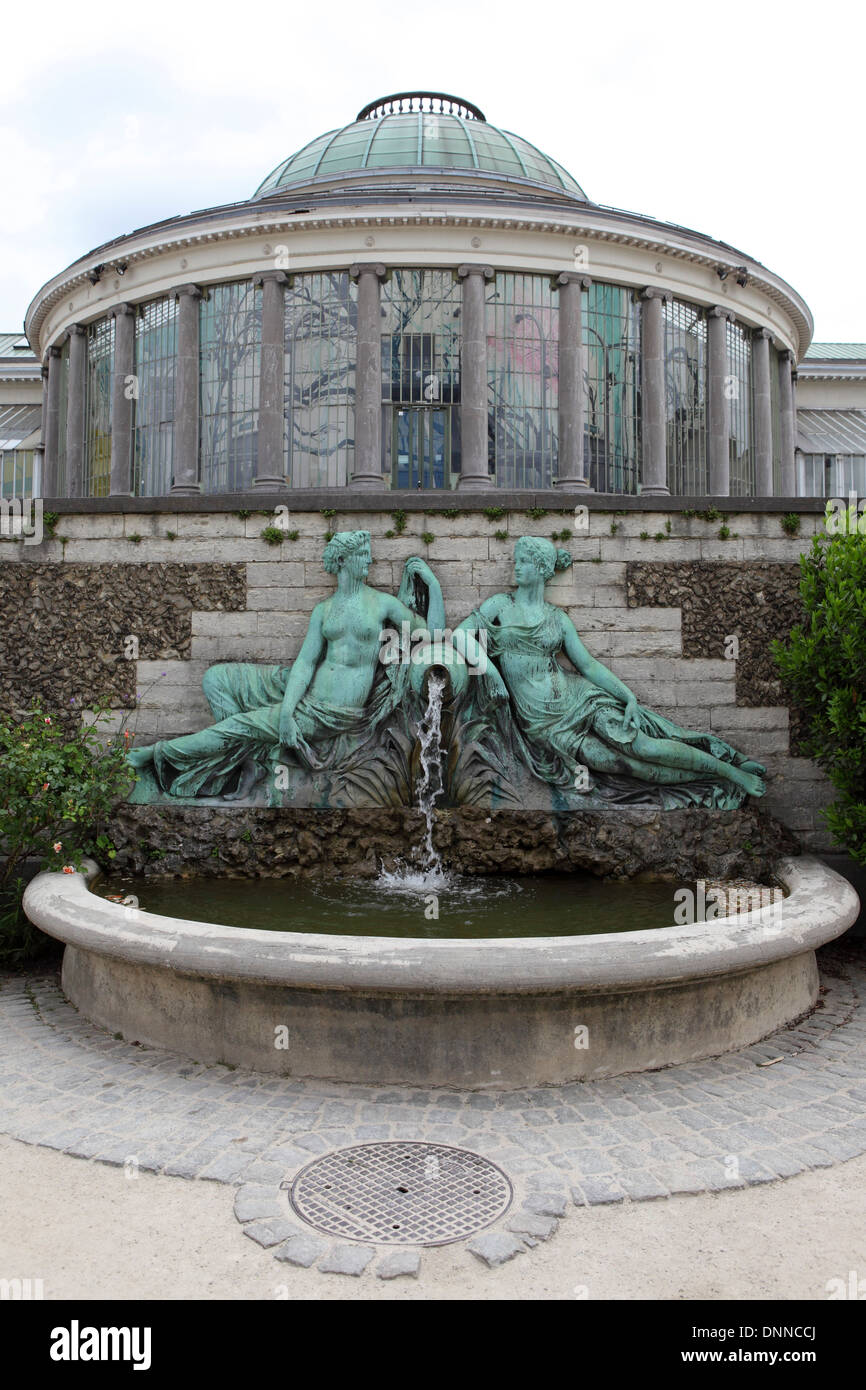 Les statues de bronze en face de la principale dans l'orangerie du Jardin botanique royal de Bruxelles, Belgique. Banque D'Images