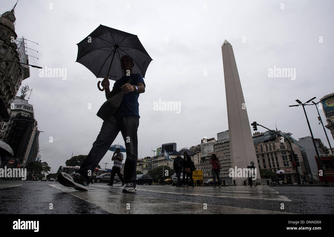Buenos Aires, Argentine. 2 Jan, 2014. Marche des résidents sous la pluie à Buenos Aires, capitale de l'Argentine, le 2 janvier 2014. Débarqué dans les tempêtes partie de l'Argentine et ont abaissé la température ici à environ 20 degrés Celsius. Service météorologique national (SMN, pour son sigle en espagnol) a émis une alerte pour une éventuelle des orages violents dans la région de Buenos Aires et cinq provinces de l'Argentine. Crédit : Martin Zabala/Xinhua/Alamy Live News Banque D'Images Buenos Aires, Argentine. 2 Jan, 2014. Marche des résidents sous la pluie à Buenos Aires, capitale de l'Argentine, le 2 janvier 2014. Débarqué dans les tempêtes partie de l'Argentine et ont abaissé la température ici à environ 20 degrés Celsius. Service météorologique national (SMN, pour son sigle en espagnol) a émis une alerte pour une éventuelle des orages violents dans la région de Buenos Aires et cinq provinces de l'Argentine. Crédit : Martin Zabala/Xinhua/Alamy Live News Banque D'Images
