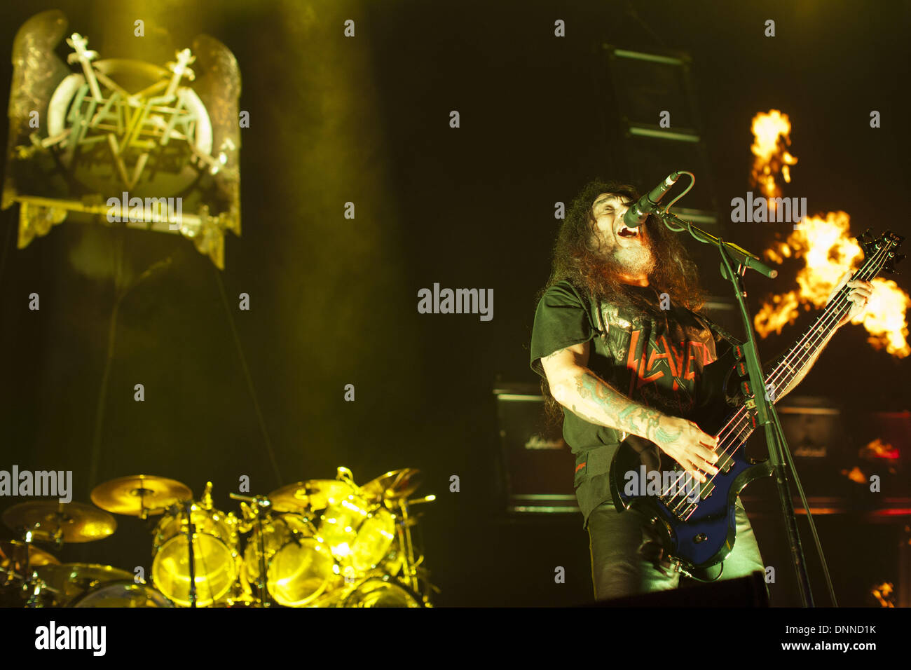 Tinley Park, Illinois, États-Unis. 21 juillet, 2012. Le chanteur Tom Araya de Slayer fonctionne à 2012 Mayhem Festival à Tinley Park, Illinois © Daniel DeSlover/ZUMAPRESS.com/Alamy Live News Banque D'Images