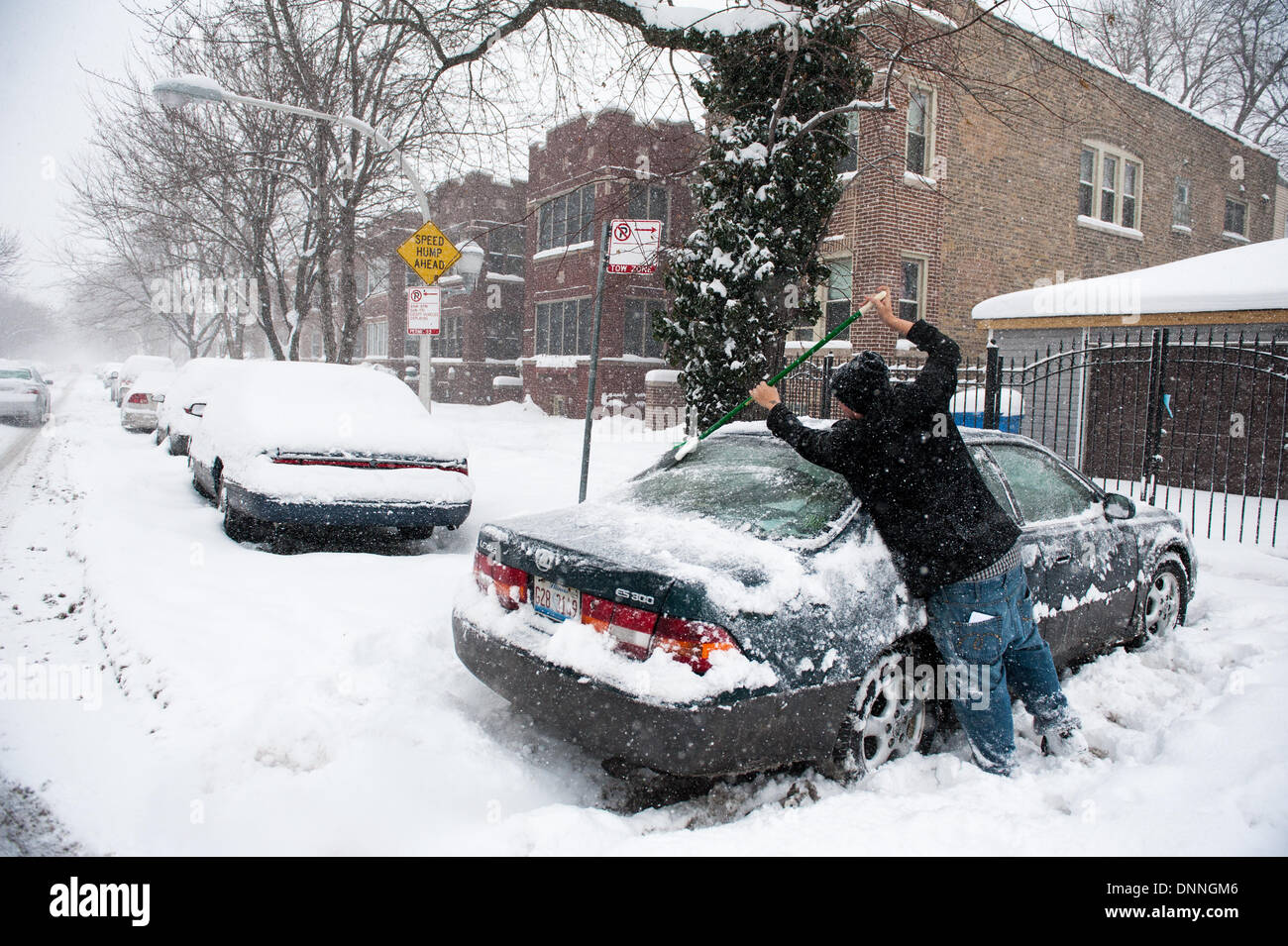 Chicago, Illinois, USA. 2 janvier 2014. Un homme enlève la neige sur sa voiture comme Tempête Hercules laisse plus d'un pied de neige à Chicago le 2 janvier 2014. Crédit : Max Herman / Alamy Live News Banque D'Images