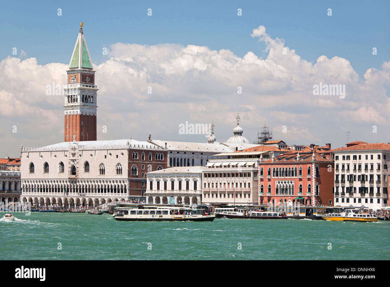 Le palais des Doges (Palazzo Ducale) et St Mark's (Campanile Campanile di San Marco) à Venise, Vénétie, Italie Banque D'Images