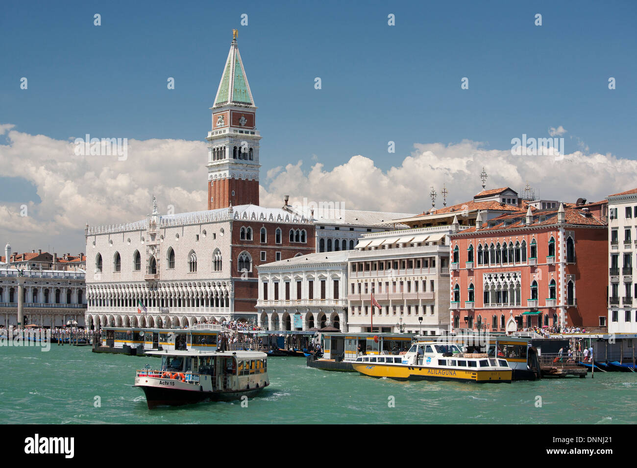 Le palais des Doges (Palazzo Ducale) et St Mark's (Campanile Campanile di San Marco) à Venise, Vénétie, Italie Banque D'Images