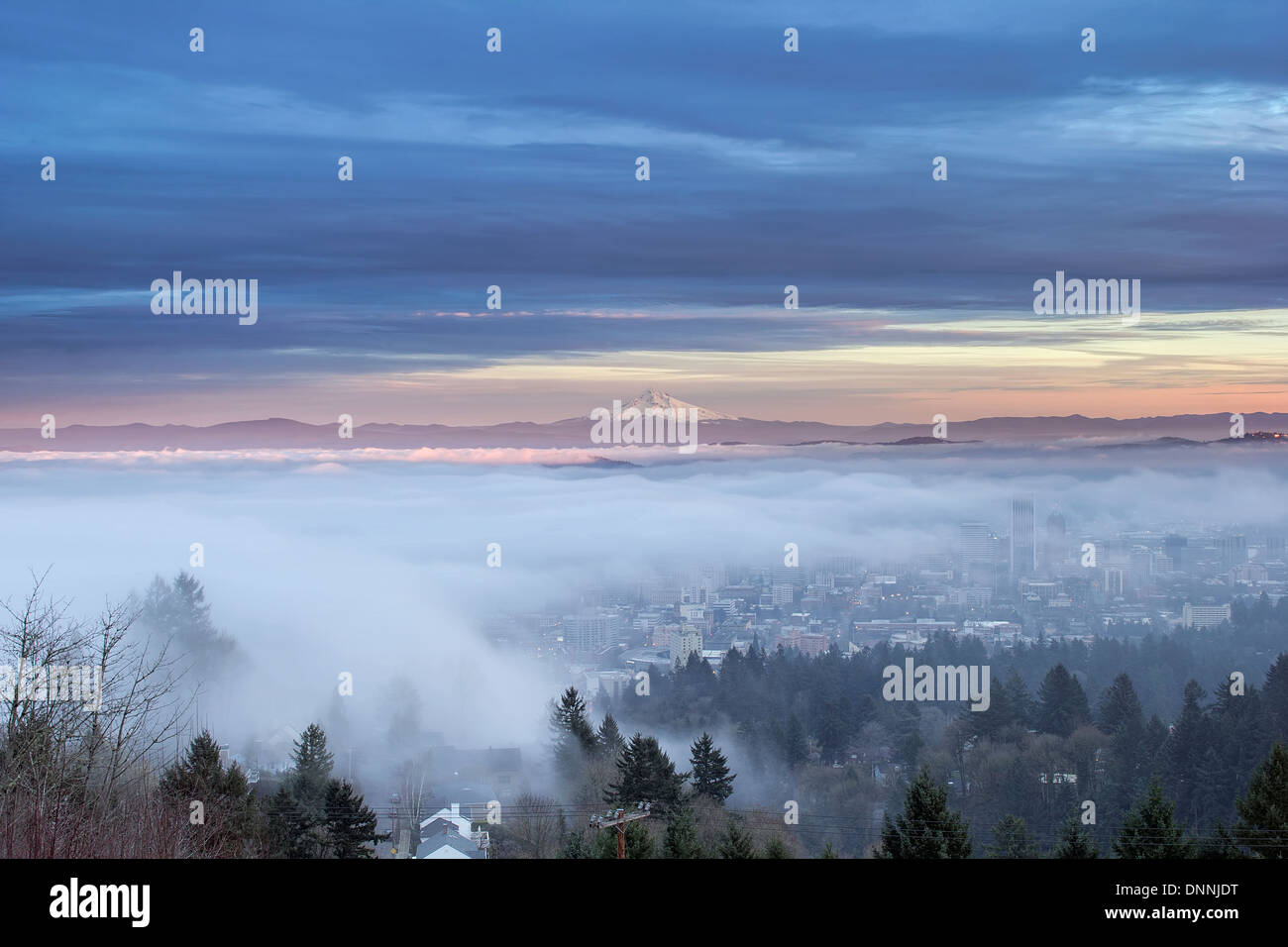 Le centre-ville de l'Oregon Portland Cityscape couvert de nuages bas et brouillard au coucher du Soleil avec Mount Hood Banque D'Images