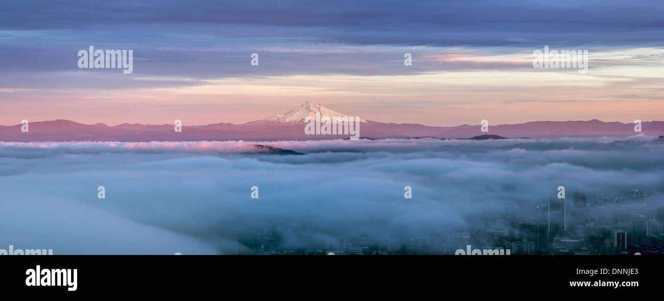Le centre-ville de Portland (Oregon) couverts dans le brouillard au coucher du Soleil avec Panorama Mount Hood Banque D'Images