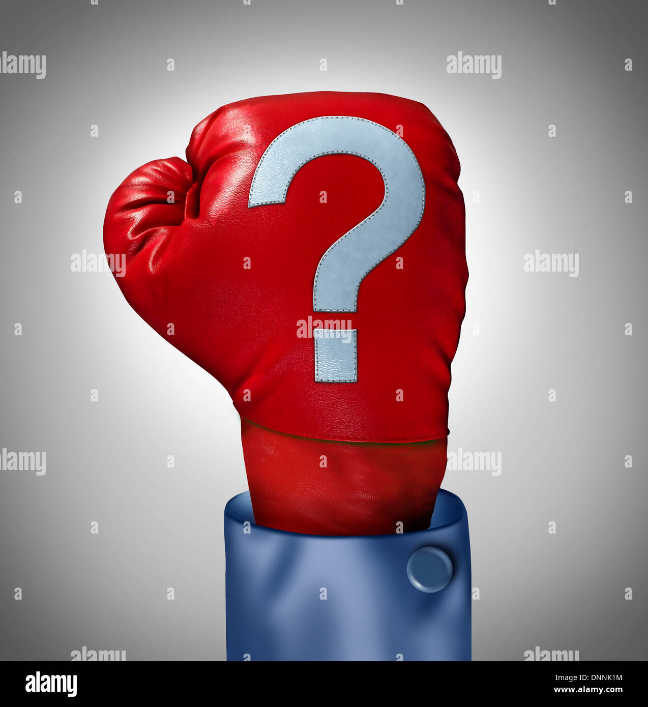 La question de la concurrence comme un concept d'affaires avec un gant de boxe rouge et un point d'interrogation cousues sur la surface du cuir comme métaphore de stratégie incertitude et de stress dans le choix de ce que l'industrie ou un concurrent de concurrencer. Banque D'Images