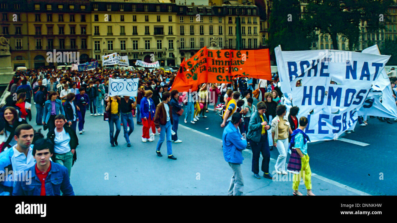 Paris, France, la foule française dans la rue à l'activisme LGBT gay Pride Mars dans les années 1980, CUARH ( Comité d'urgence contre la répression homosexuelle ) activisme Queer Banque D'Images