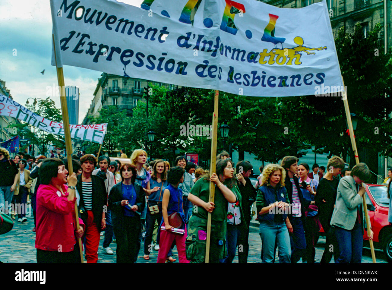 Paris, France, public français dans la rue à LGBT Activiam, gay Pride March dans les 1980s, CUARH ( Comité d'urgence anti- répression homosexuelle ) Marche des gens rue, militante de jeunesse lgbt, la marche des femmes, l'activisme des femmes, la Marche de la fierté Banque D'Images