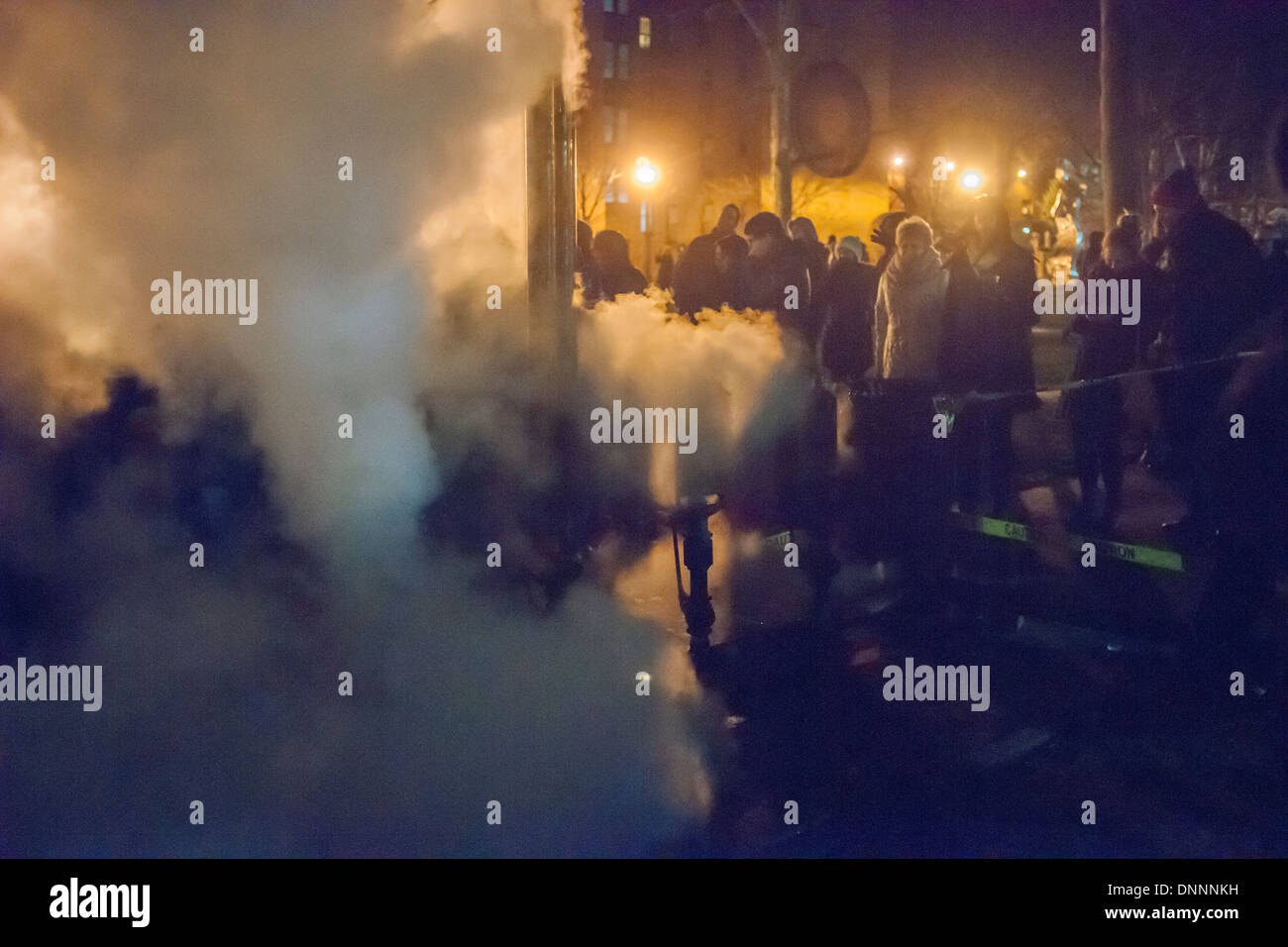 La Foule de visiteurs et d'étudiants et professeurs de l'Institut Pratt bienvenue dans la nouvelle année à l'école, l'usine de production de vapeur. Banque D'Images