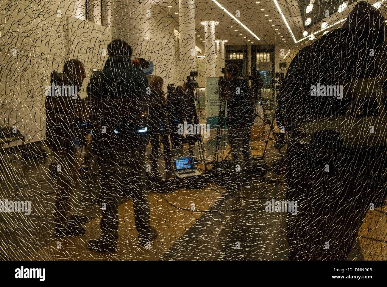 Jérusalem, Israël. 2 Jan, 2014. Les membres des médias travaillent en Centre médical Sheba à Tel Hashomer, où l'ancien Premier Ministre israélien Ariel Sharon est hospitalisé, près de Tel Aviv, Israël, le 2 janvier 2014. L'ancien premier ministre israélien Ariel Sharon reste dans un état critique et fait face à un "danger immédiat" pour sa vie, selon des médias israéliens, jeudi soir. La vie de Sharon a été dans l'impasse depuis mardi, quand il a subi une grave insuffisance rénale et une détérioration dans les fonctions d'autres organes vitaux, des rapports dit. © Li Rui/Xinhua/Alamy Live News Banque D'Images