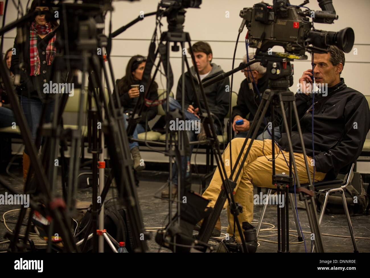 Jérusalem, Israël. 2 Jan, 2014. Les membres des médias travaillent en Centre médical Sheba à Tel Hashomer, où l'ancien Premier Ministre israélien Ariel Sharon est hospitalisé, près de Tel Aviv, Israël, le 2 janvier 2014. L'ancien premier ministre israélien Ariel Sharon reste dans un état critique et fait face à un "danger immédiat" pour sa vie, selon des médias israéliens, jeudi soir. La vie de Sharon a été dans l'impasse depuis mardi, quand il a subi une grave insuffisance rénale et une détérioration dans les fonctions d'autres organes vitaux, des rapports dit. © Li Rui/Xinhua/Alamy Live News Banque D'Images