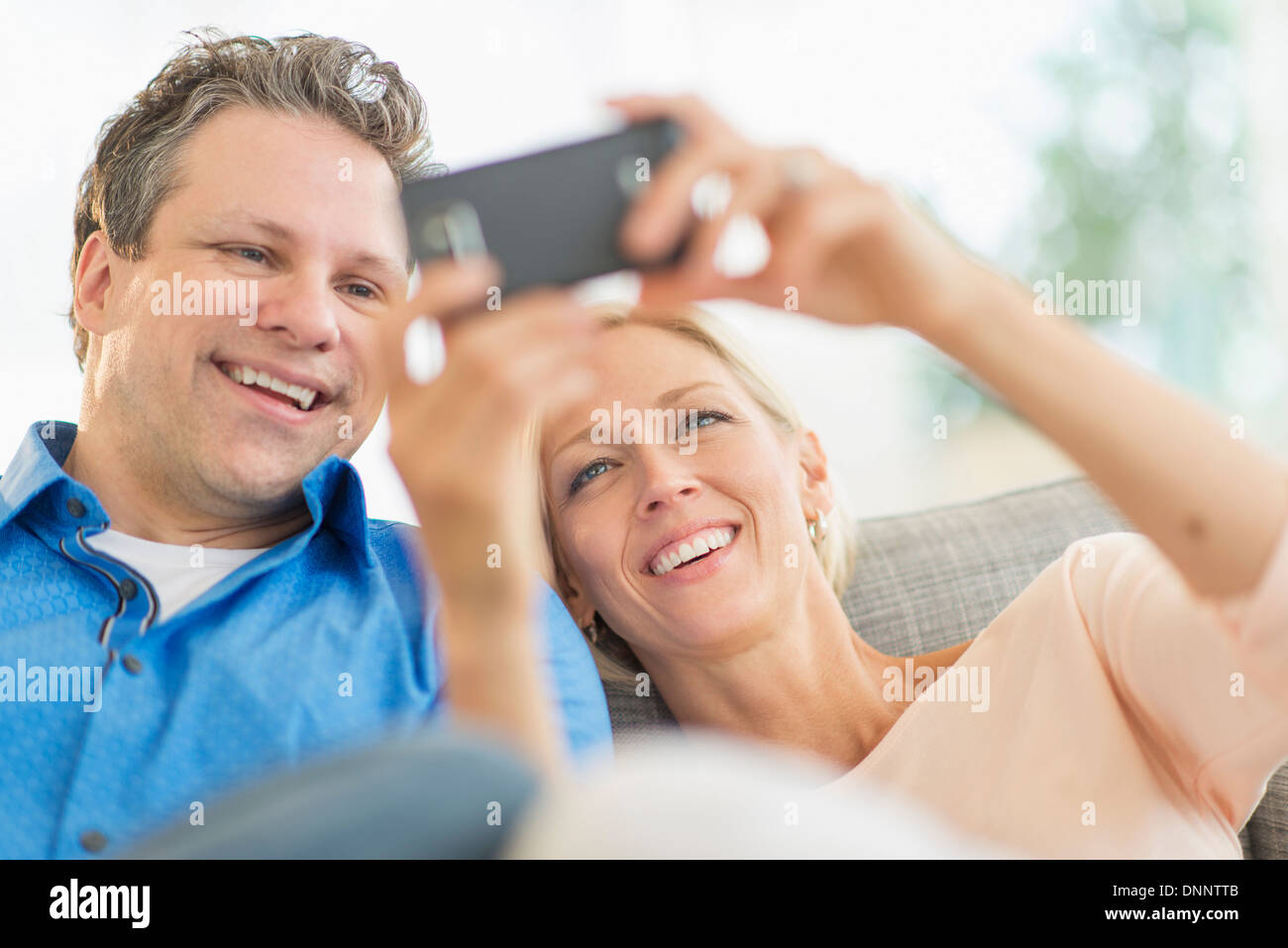 Couple taking self-portrait photo with smartphone Banque D'Images