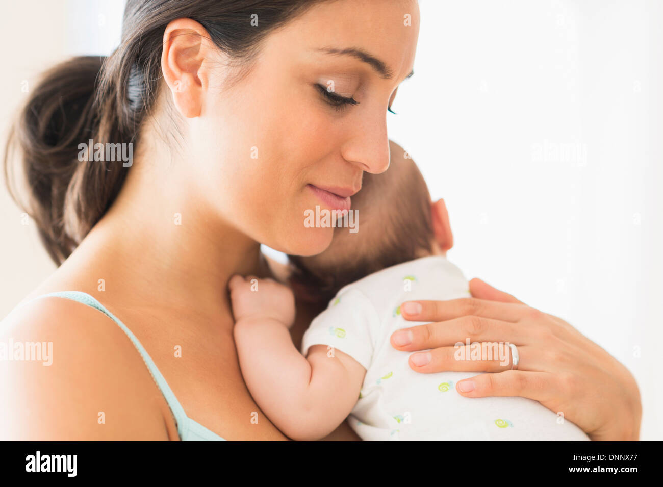 Mother holding baby boy (2-5 months) Banque D'Images