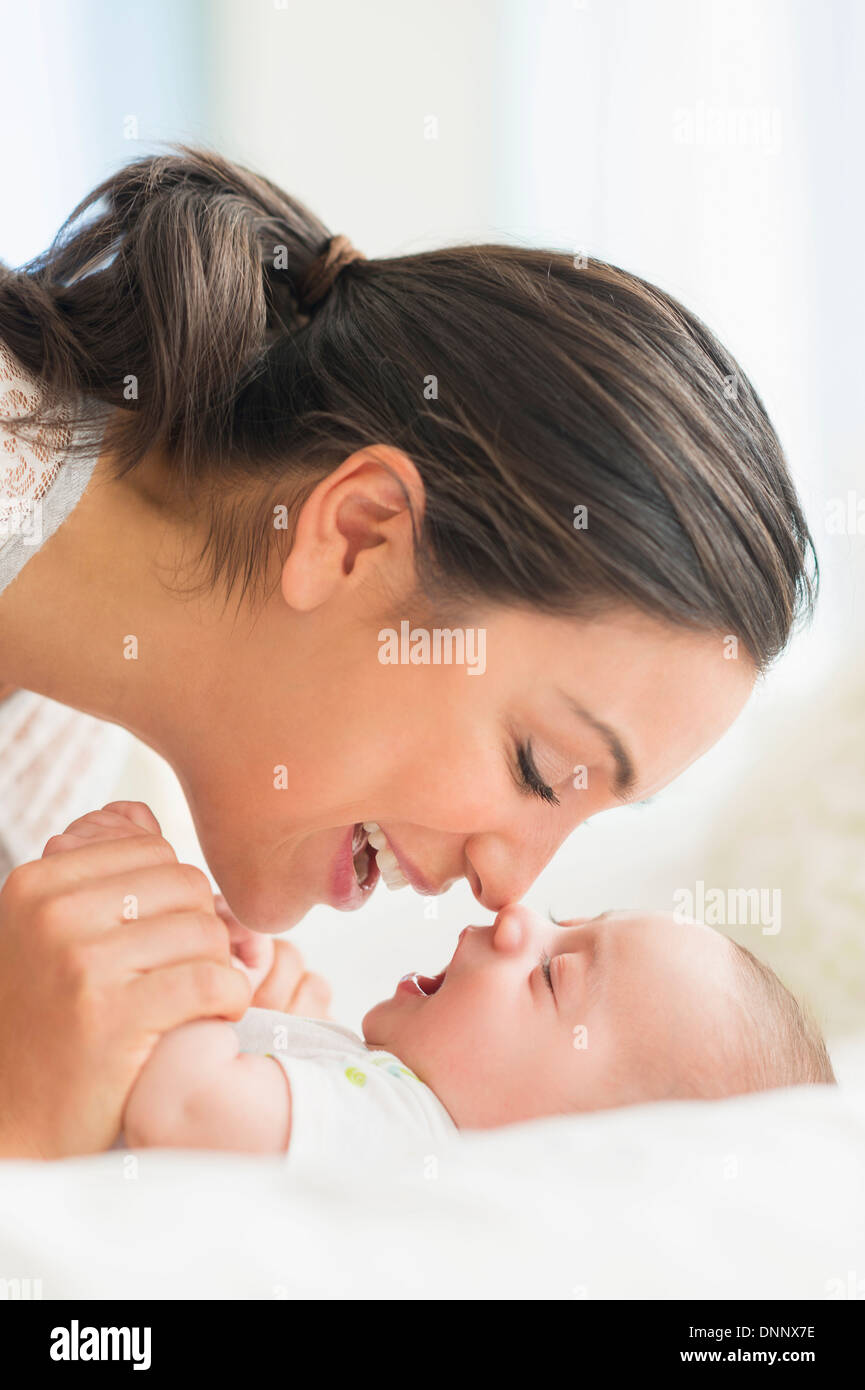 Mère jouant avec baby boy (2-5 months) Banque D'Images