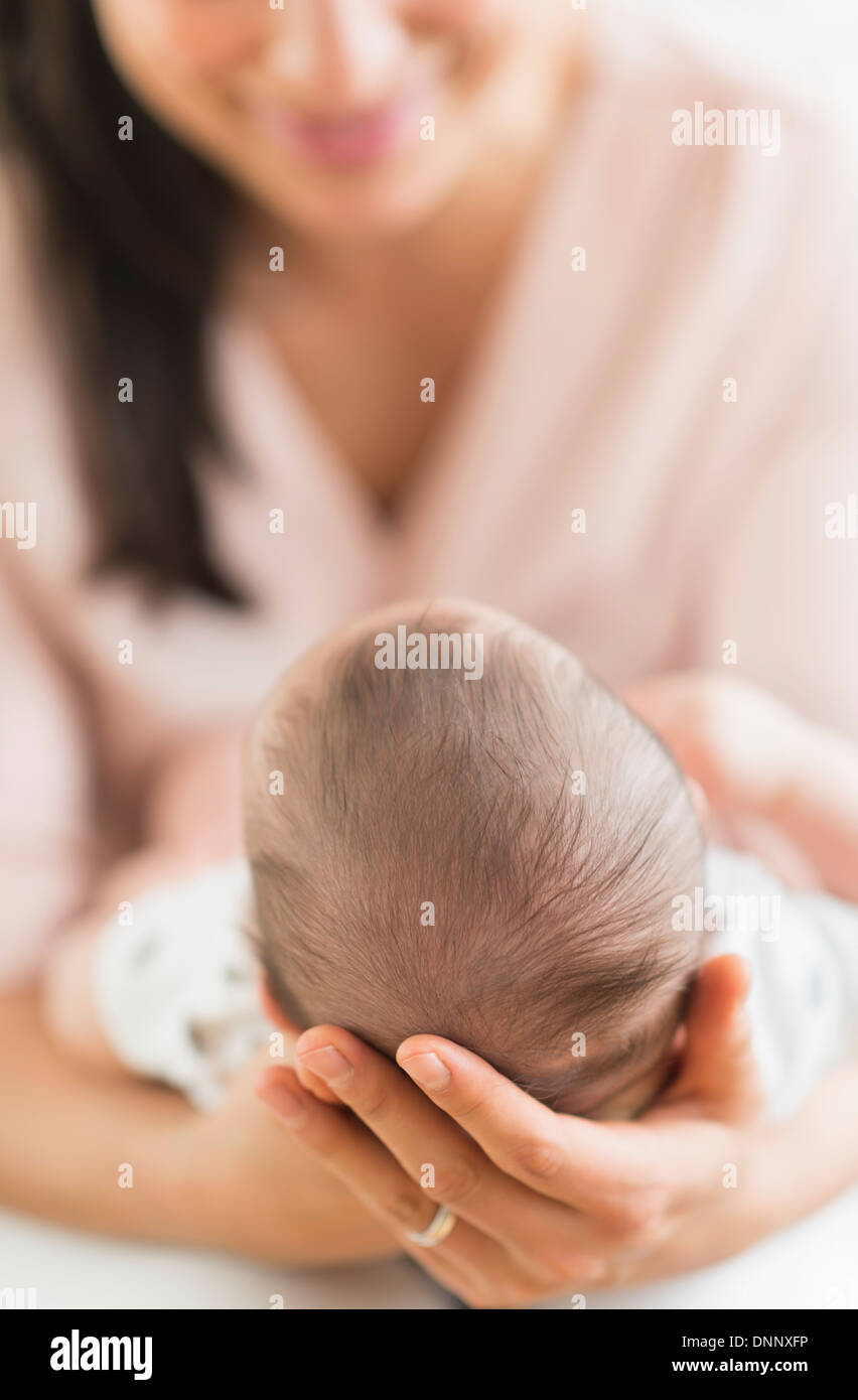 Mother holding baby boy (2-5 months) Banque D'Images