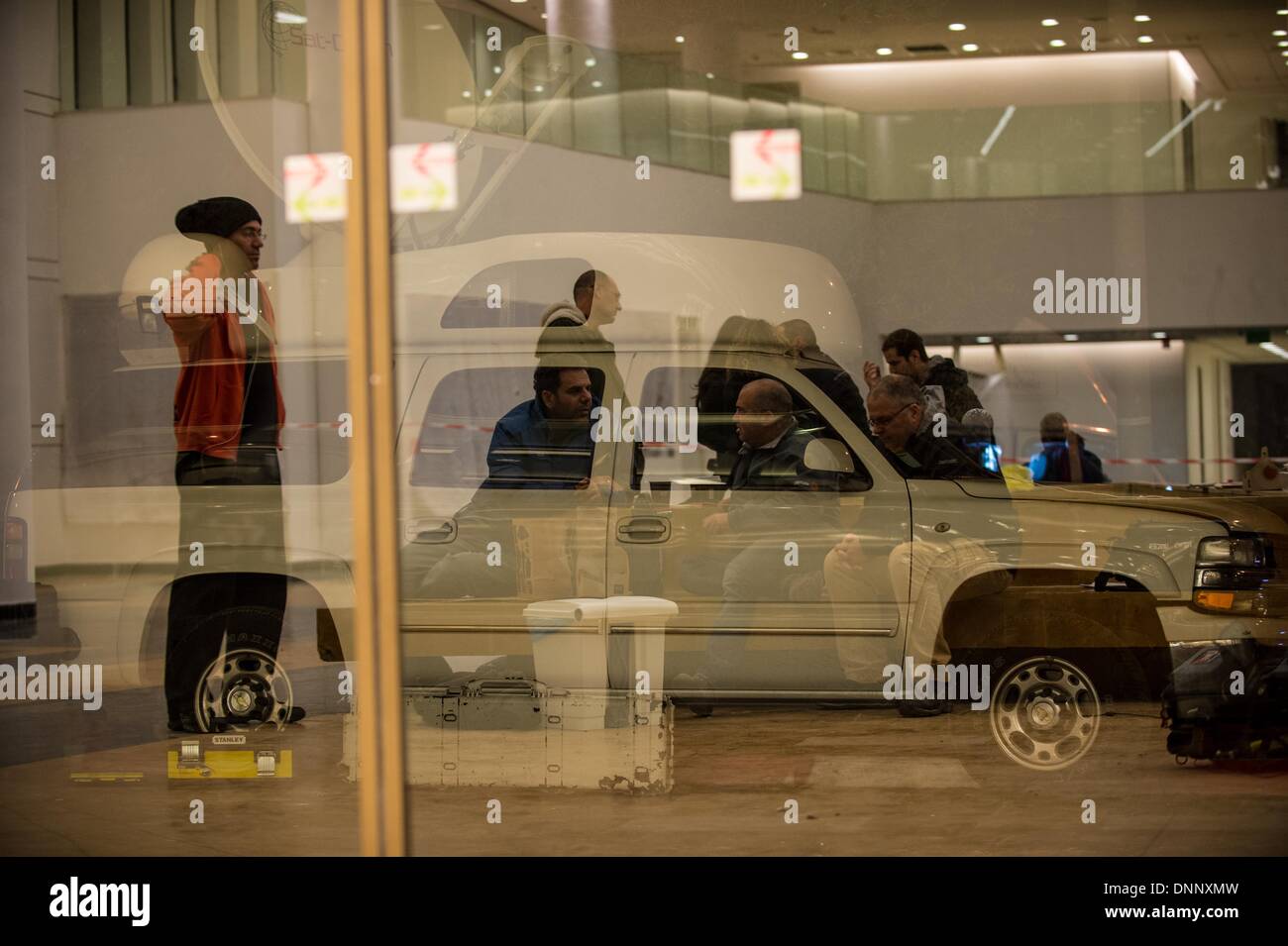 Jérusalem, Israël. 2 Jan, 2014. Les membres des médias travaillent en Centre médical Sheba à Tel Hashomer, où l'ancien Premier Ministre israélien Ariel Sharon est hospitalisé, près de Tel Aviv, Israël, le 2 janvier 2014. L'ancien premier ministre israélien Ariel Sharon reste dans un état critique et fait face à un "danger immédiat" pour sa vie, selon des médias israéliens, jeudi soir. La vie de Sharon a été dans l'impasse depuis mardi, quand il a subi une grave insuffisance rénale et une détérioration dans les fonctions d'autres organes vitaux, des rapports dit. © Li Rui/Xinhua/Alamy Live News Banque D'Images