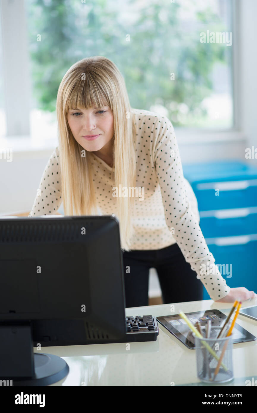 Concepteur de femmes travaillant sur ordinateur Banque D'Images