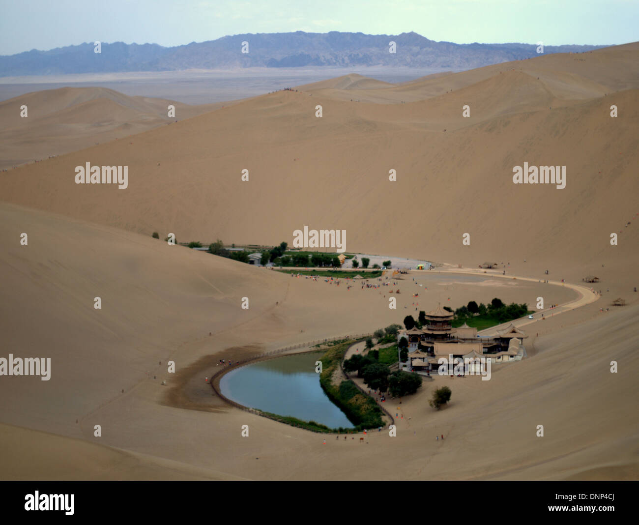D'immenses dunes de sable autour de Yueyaquan lac croissant (crescent moon Lake), Mingsha Shan, au sud du Gansu, Dunhuang, Chine. Banque D'Images