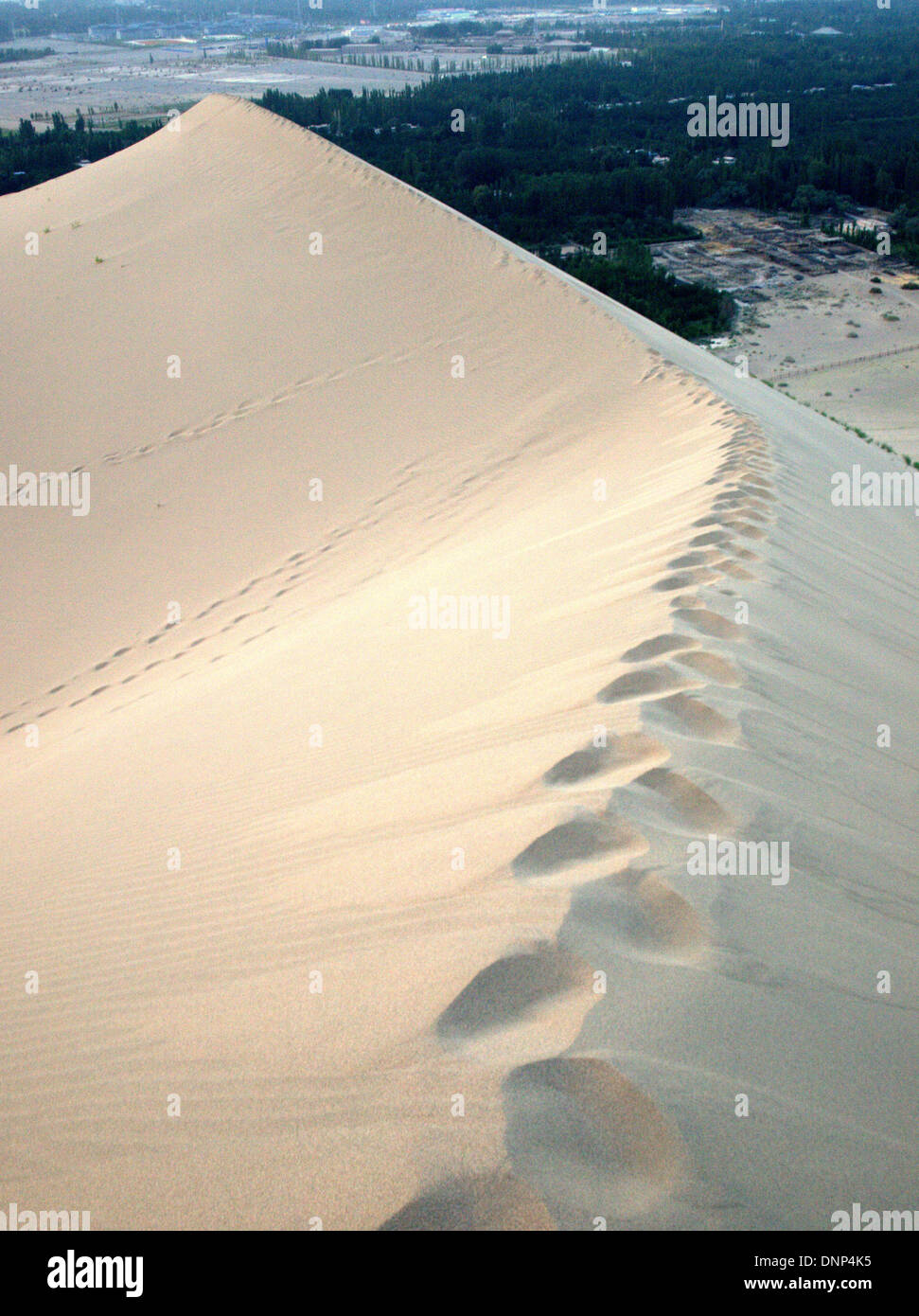 D'immenses dunes de sable autour de Yueyaquan lac croissant (crescent moon Lake), Mingsha Shan, au sud du Gansu, Dunhuang, Chine. Banque D'Images