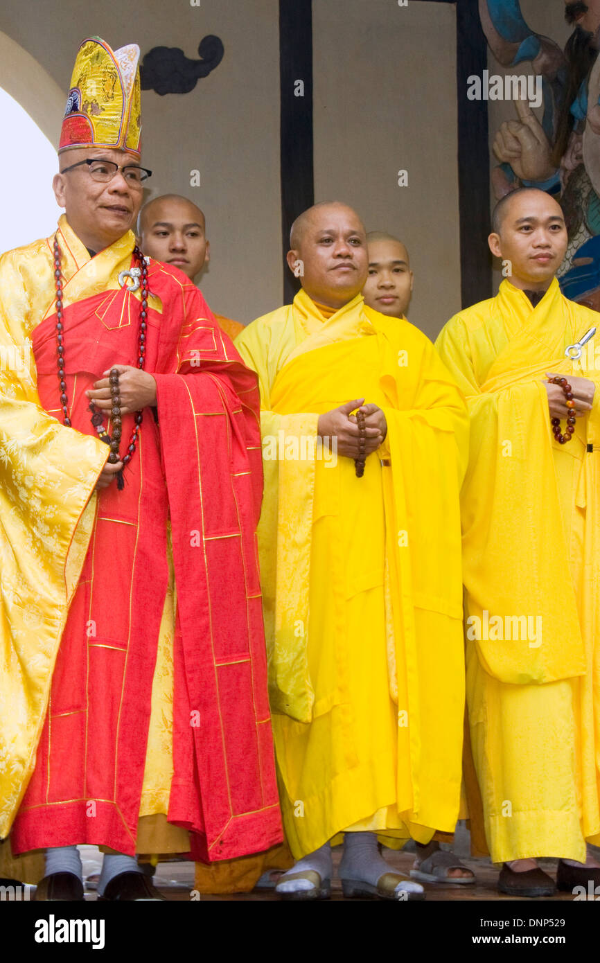 Moine tête mène d'autres moines bouddhistes dans la prière à la pagode de Dame Céleste (Thien Mu).Hue, Vietnam. Banque D'Images