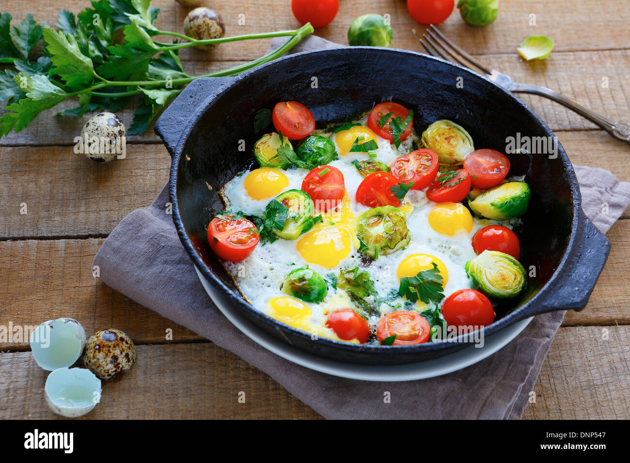 Les œufs au mélange de légumes, avec de la nourriture rustique Banque D'Images