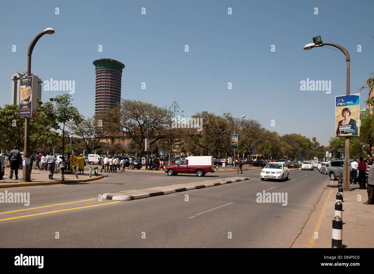 La sortie de l'Hôtel de Ville et au centre de la route Taifa Nairobi Kenya La Kenyatta Conference Centre tower est à gauche du centre Banque D'Images